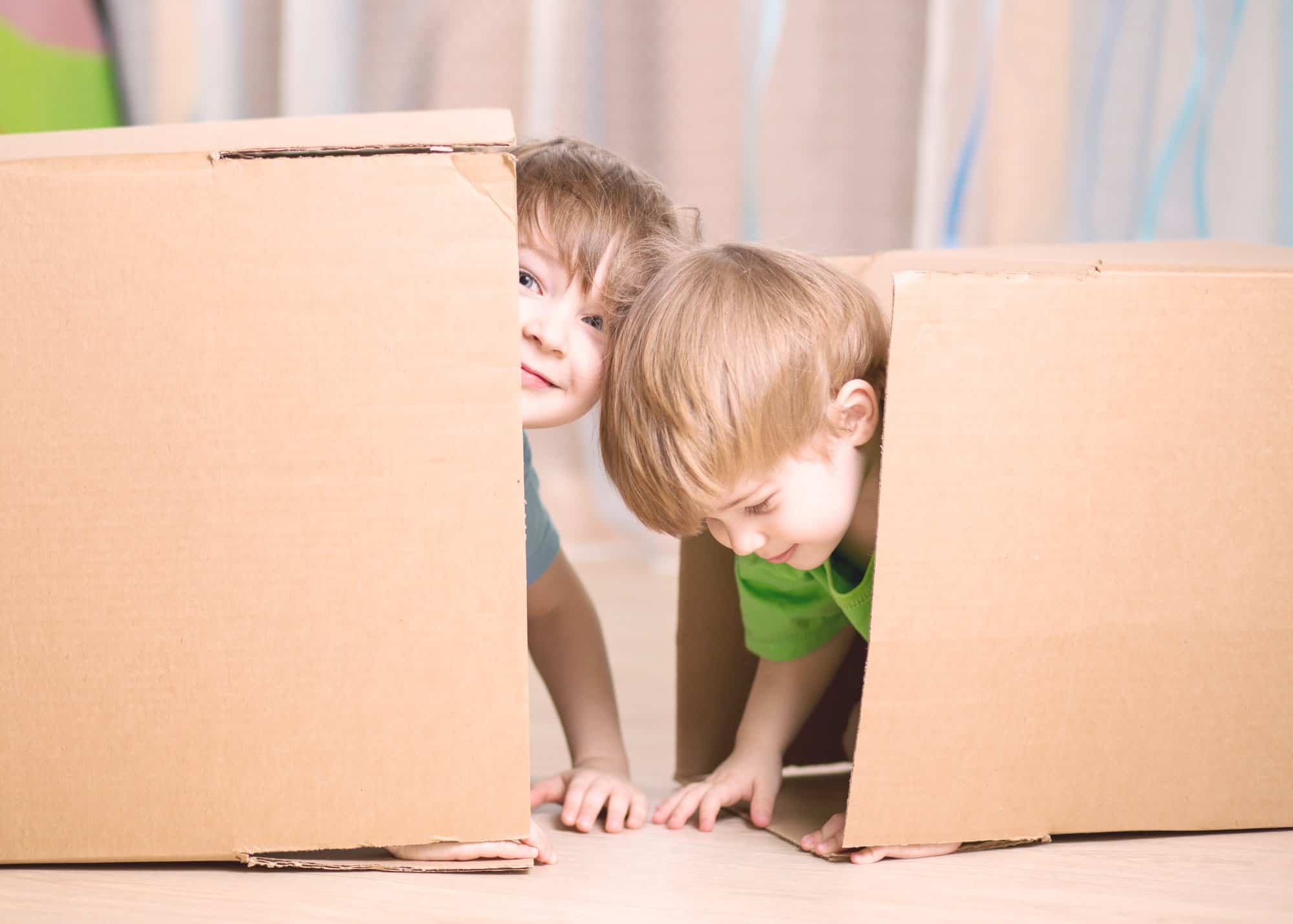 Мальчик в коробке 2009. Ребенок в картонной коробке. Дети в картонных коробках. Мальчик в картонной коробке. Дети играют с коробками.
