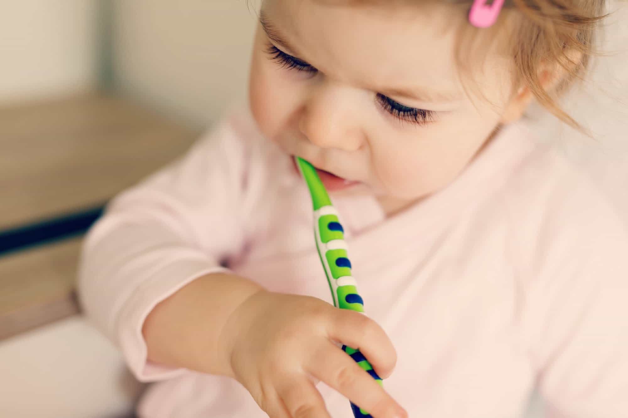 Por qué hay que cepillar con flúor los dientes del bebé - CSC