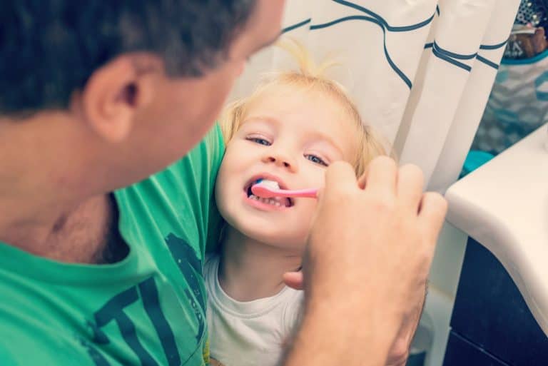 cepillar con flúor los dientes del bebé