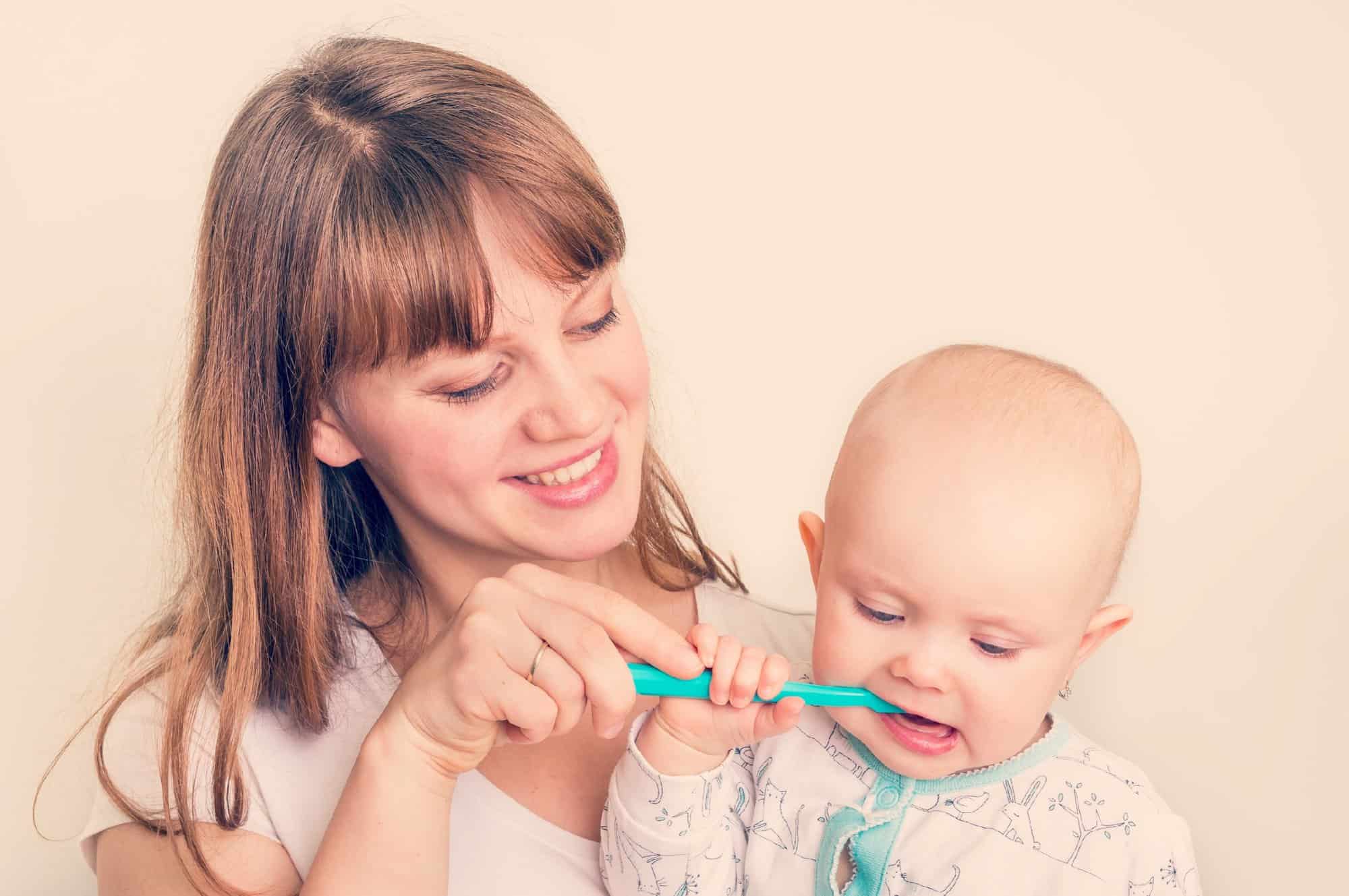 cepillar con flúor los dientes del bebé