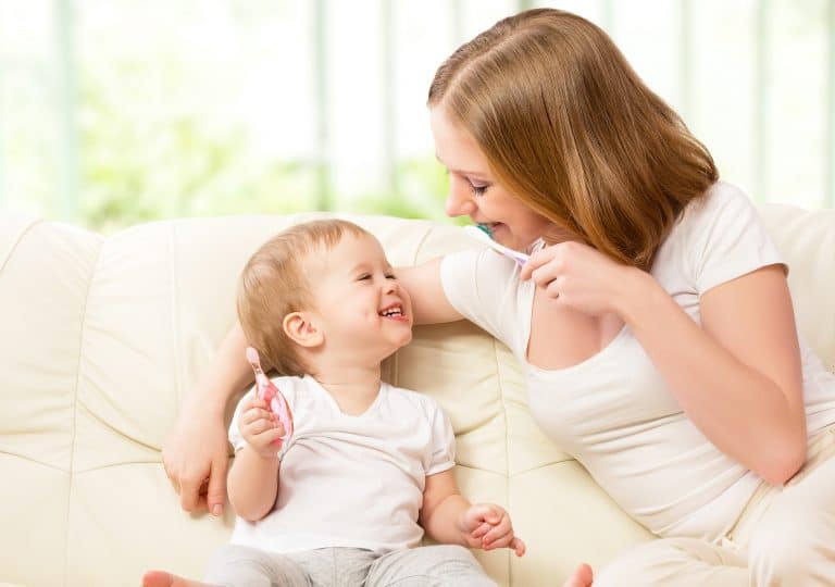 Por qué hay que cepillar con flúor los dientes del bebé