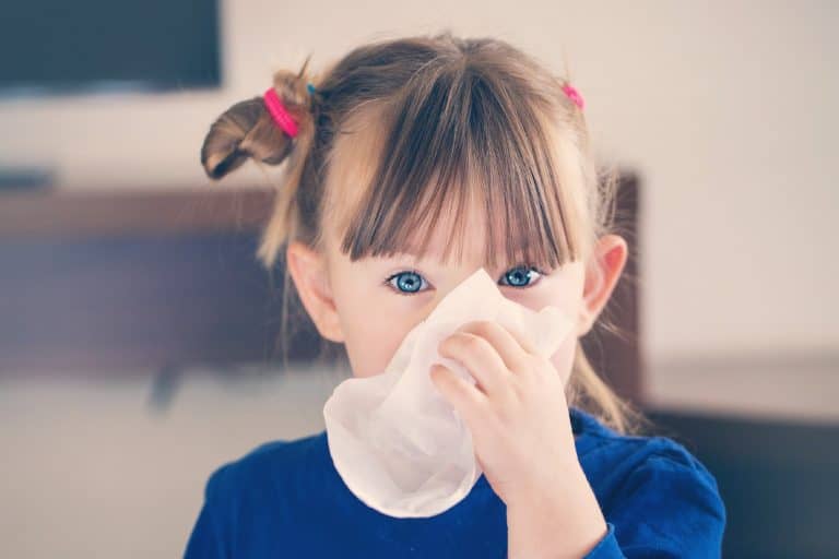 Niña con un pañuelo en la nariz