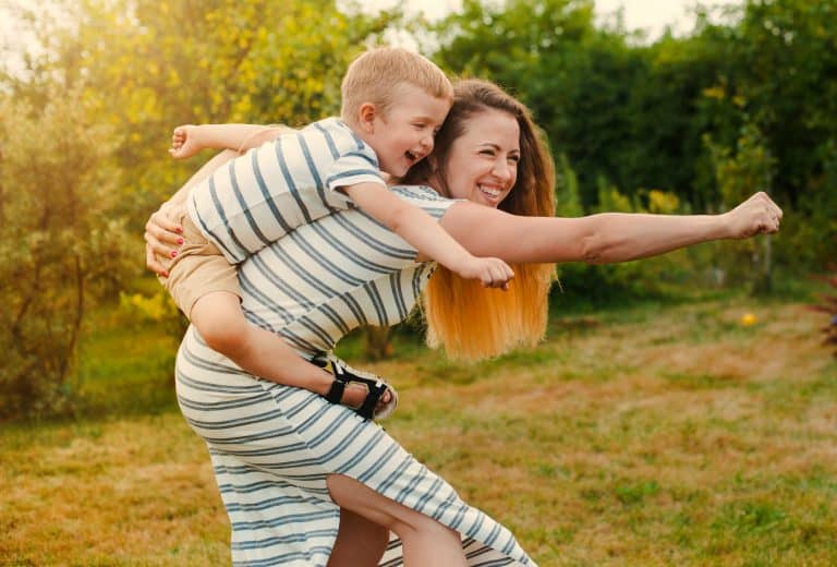 Madre e hijo, felices, juegan a ser superhéroes