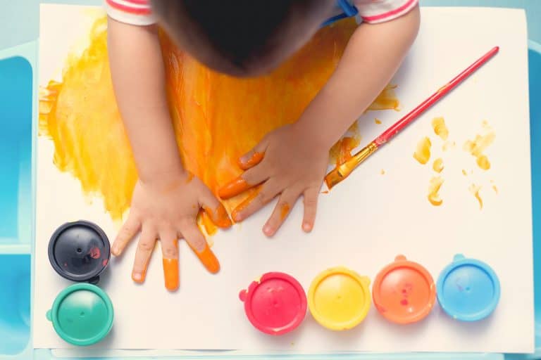 Beneficios de la pintura con pincel en niños