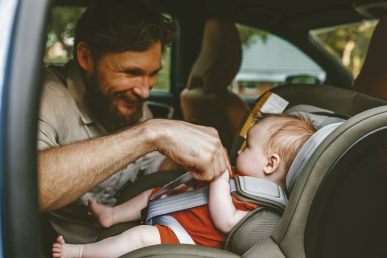 viajar seguro en el coche con peques