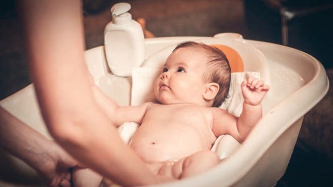 Acostado reparar Final Por qué retrasar el primer baño del bebé - Criar con Sentido Común