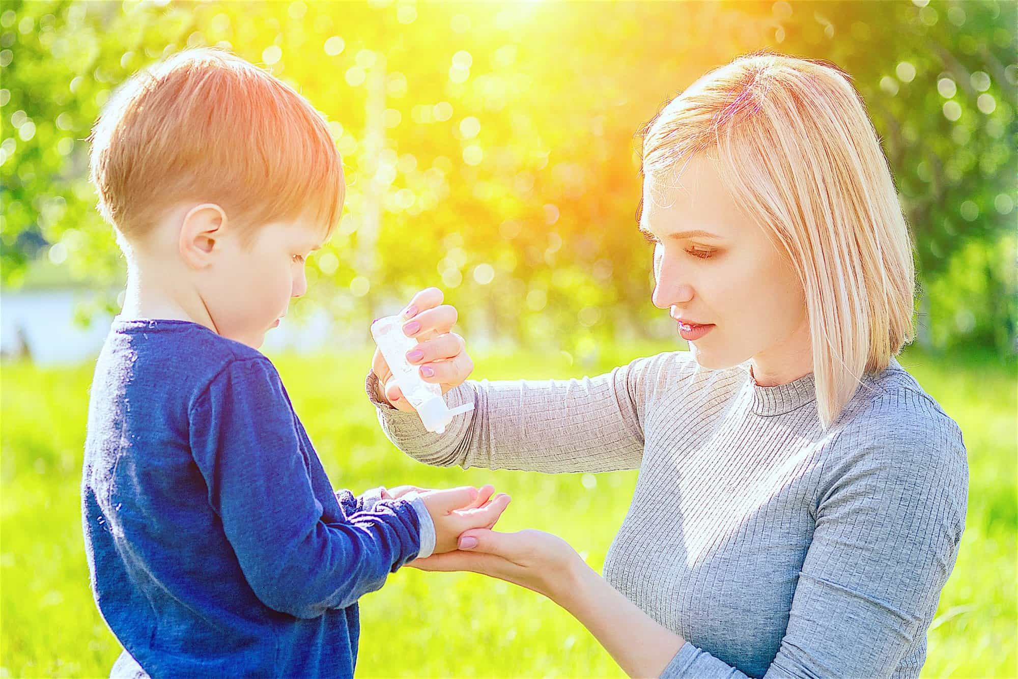 Cómo usar el gel hidroalcohólico en los niños - Criar con Sentido Común