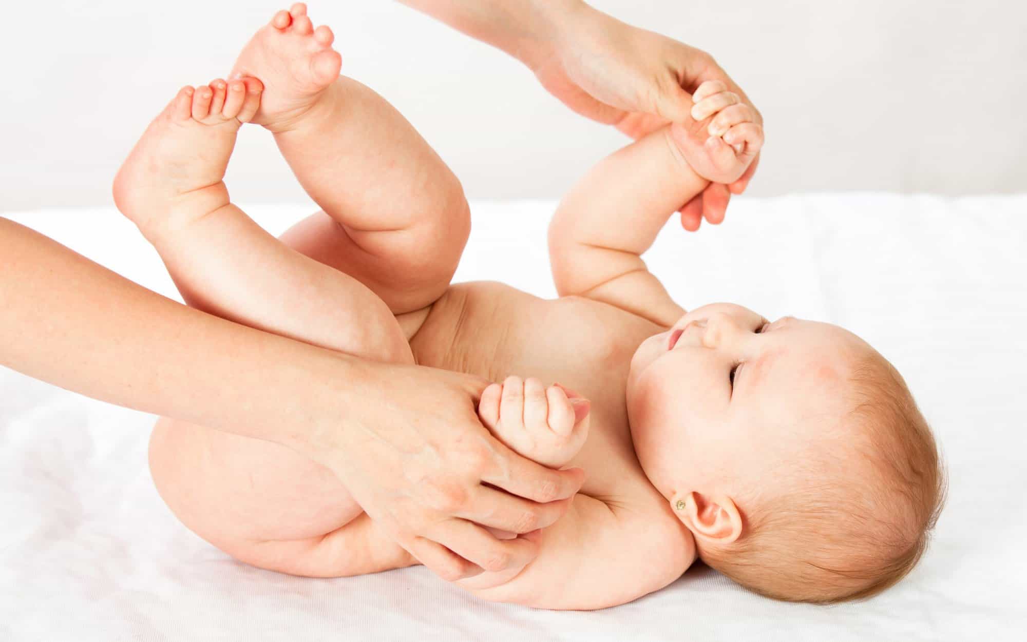Cuidado dos semanas A tiempo Pendientes en bebés, ¿poner o no poner? - Criar con Sentido Común