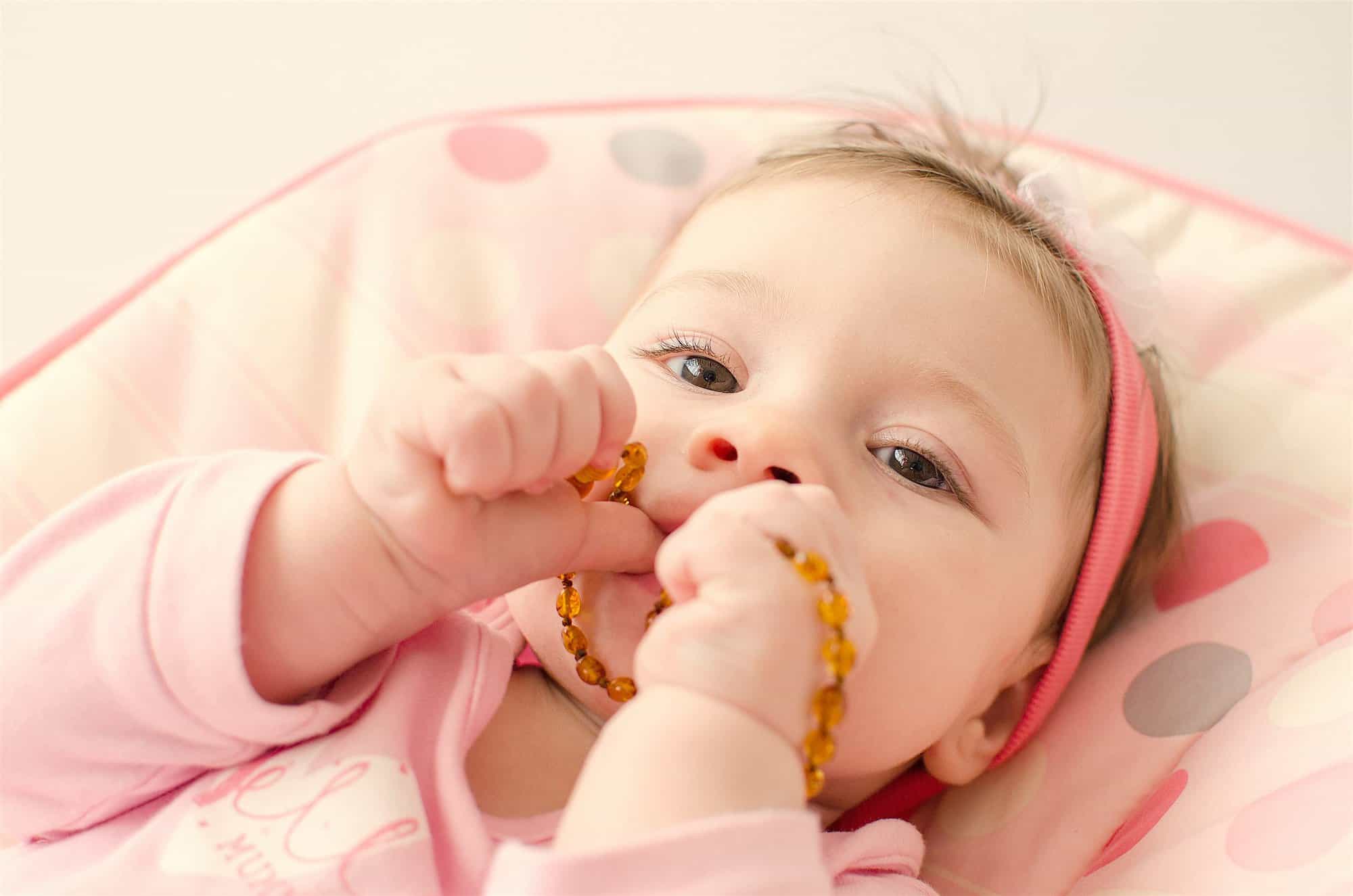 El peligro de los collares de ámbar para bebés - con Sentido Común