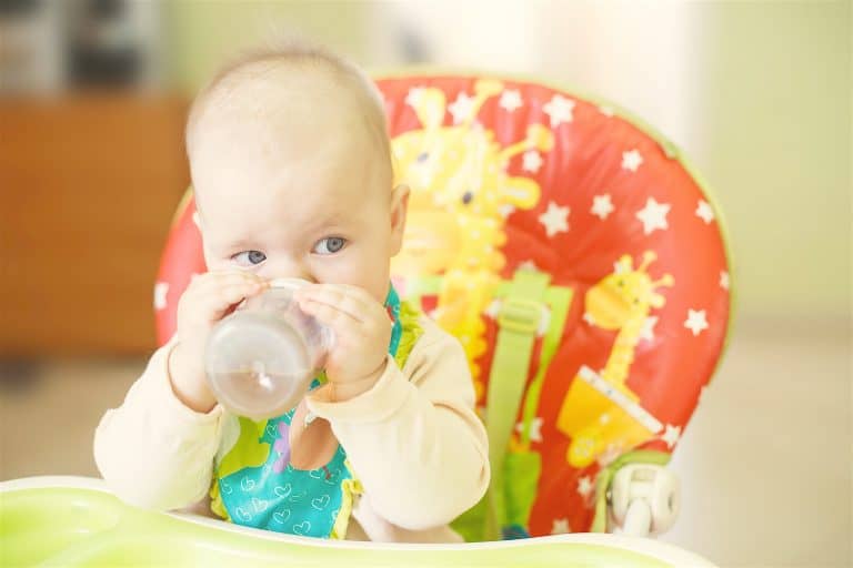 Cuándo empezar a ofrecer agua a los bebés y cuánta?