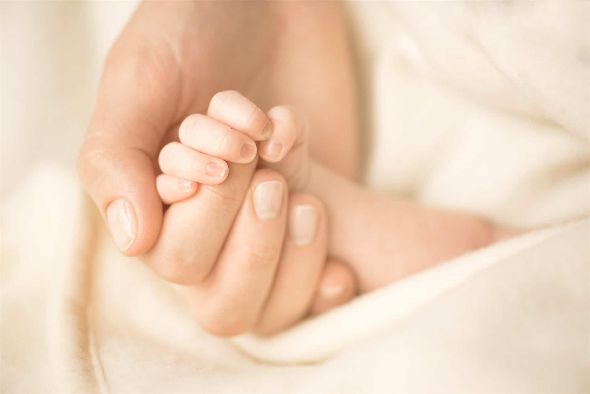 Cuándo y cómo cortar las uñas del recién nacido