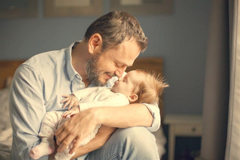 ¡La OMS pide más abrazos para los niños!