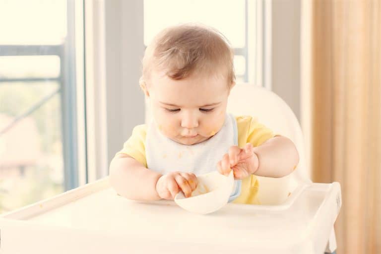Por qué los bebés están preparados para ingerir sólidos a los seis meses