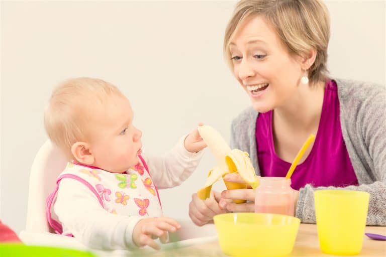 Por qué los bebés están preparados para ingerir sólidos a los seis meses