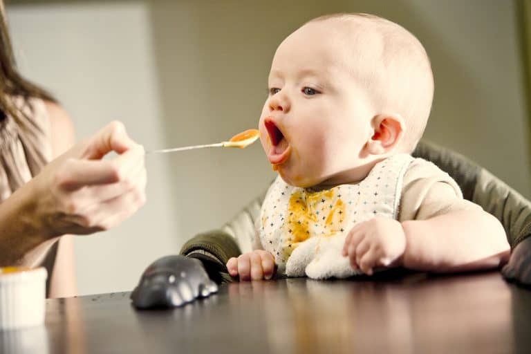 Por qué los bebés están preparados para ingerir sólidos a los seis meses