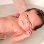 El baño del recién nacido: ni diario, ni de más de 10 minutos
