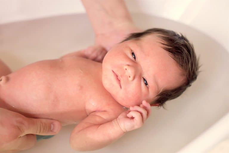 El baño del recién nacido: ni diario, ni de más de 10 minutos