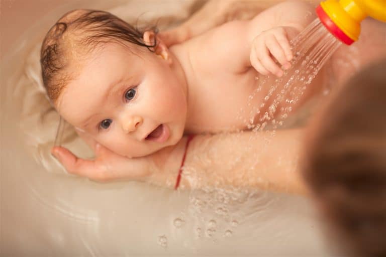 El baño del recién nacido: ni diario, ni de más de 10 minutos