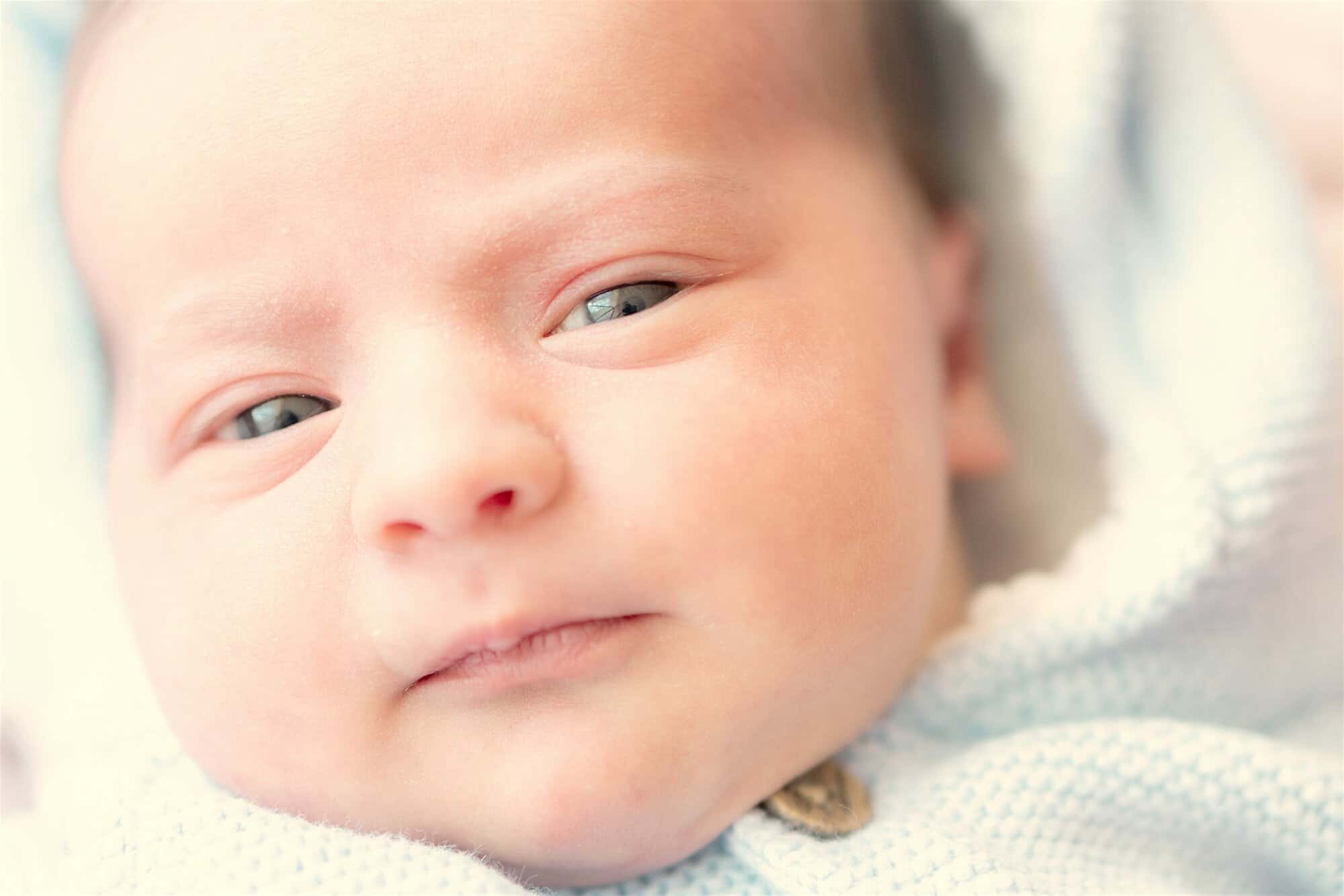 El cuidado de los ojos del nacido - Criar con Sentido Común