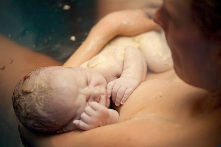 El parto natural favorece la transmisión de bacterias "buenas" al bebé