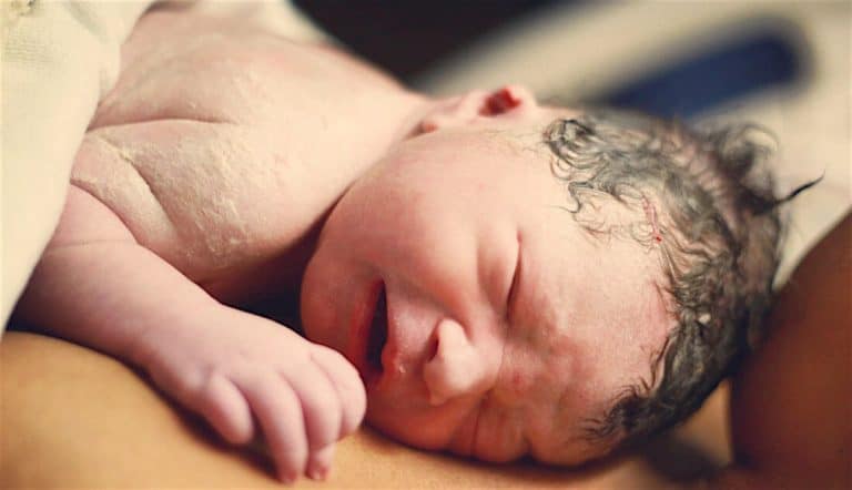 El parto natural favorece la transmisión de bacterias "buenas" al bebé