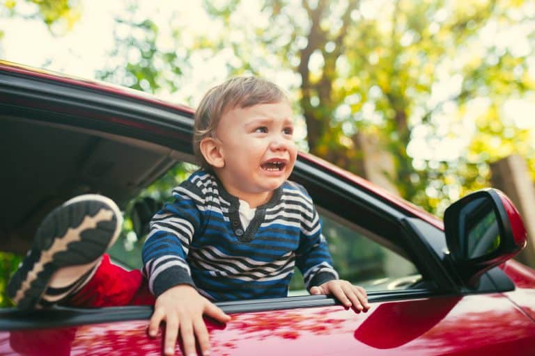 Mi bebé llora en el coche, ¿qué puedo hacer?
