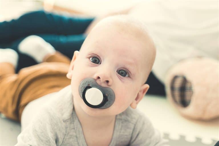 Es recomendable lavar después de cada uso los entretenedores, biberones y  chupones de tu bebé. 🍼 Puedes usar un detergente específico para …