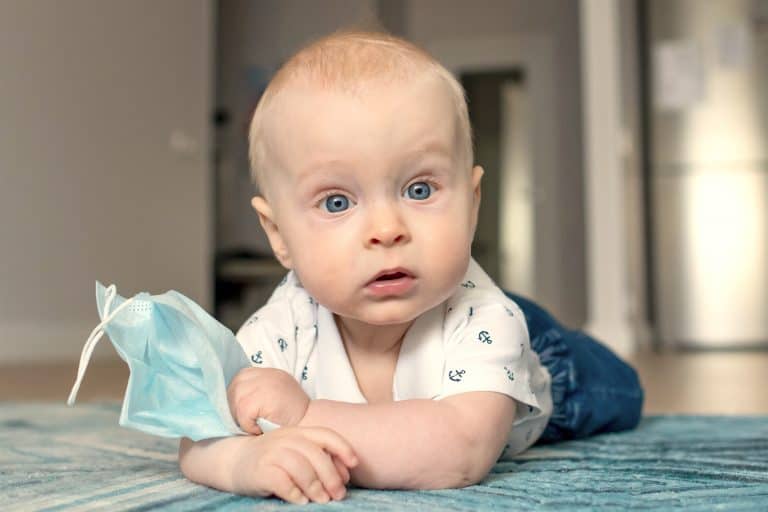 ¿Por qué bebés y menores de dos años no deben llevar mascarilla?
