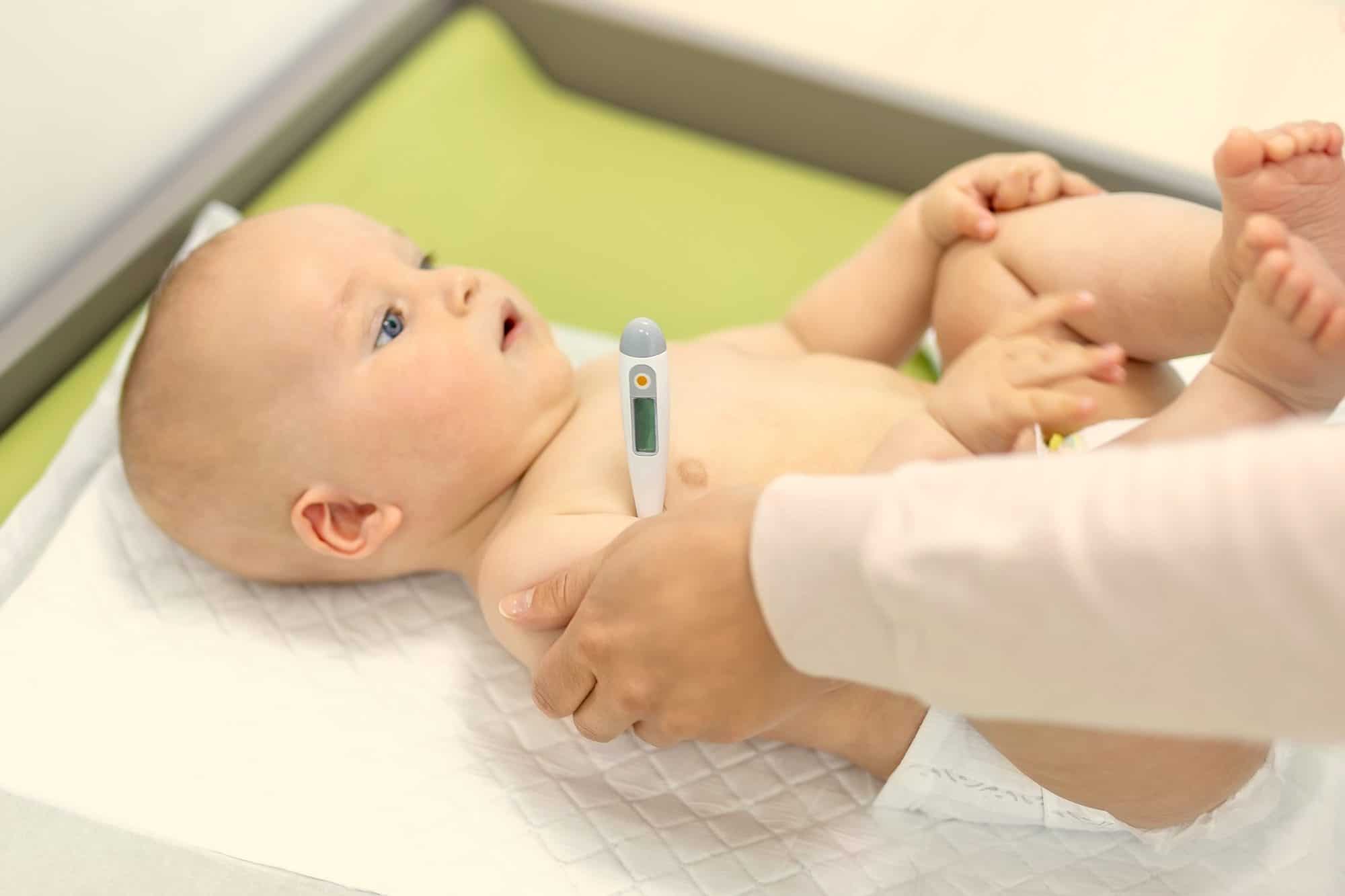 Bebé con fiebre: ¿cuándo ir a urgencias? - Criar con Sentido Común - A Partir De Cuanta Fiebre Hay Que Ir Al Hospital