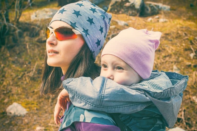 Cómo portear niños mayores sin morir en el intento