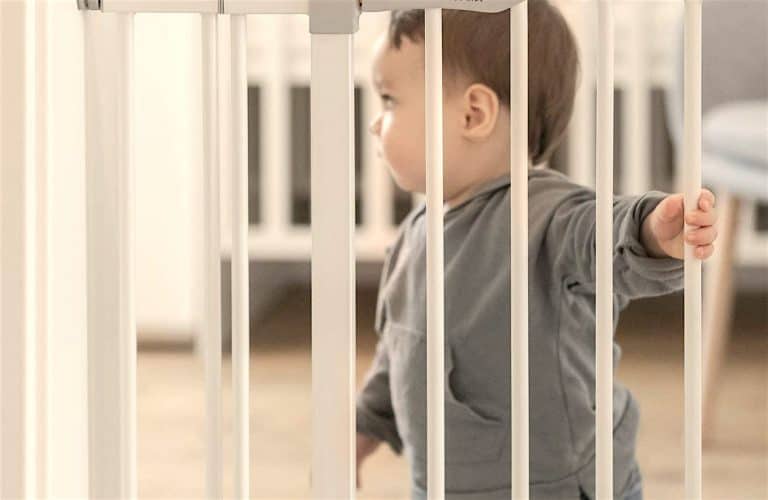 Todo lo que necesitas saber en casa sobre seguridad si tienes un bebé y  cómo adaptar los muebles a medida que crecen los niños