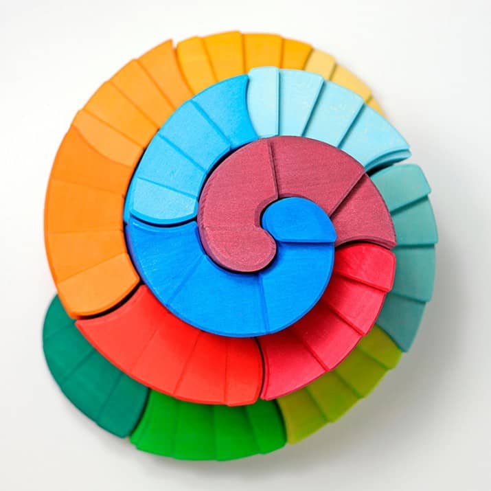 espiral-escalonada-de-madera-colores-arcoiris-grimms-1