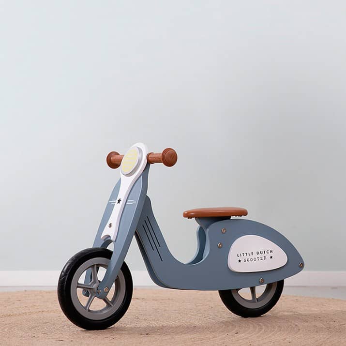 scooter-de-madera-sin-pedales-azul-little-dutch-2