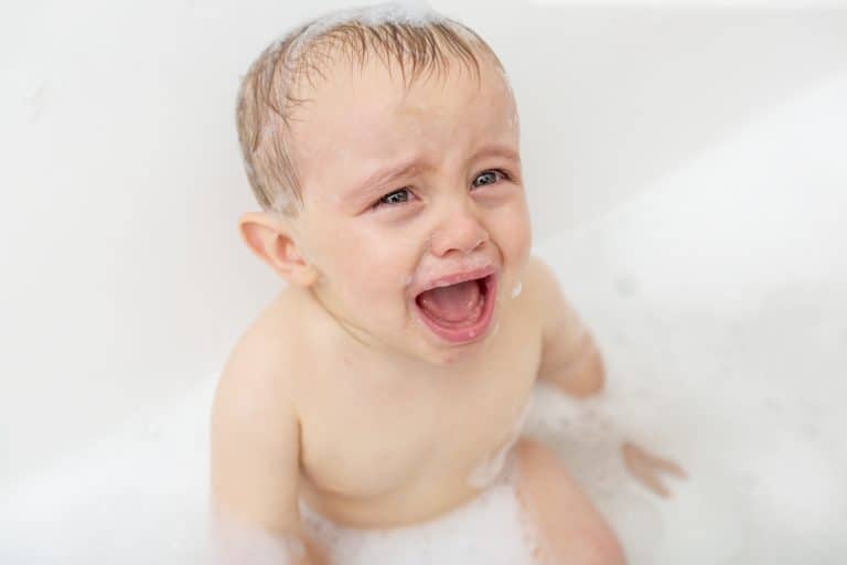 bebé llora baño