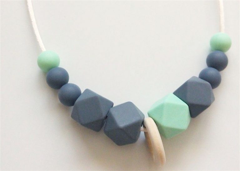 Montessori Baby - El Collar de Lactancia 🤱 es un accesorio para la  estimulación de la lactancia materna y el apego. Mientras el niño mama se  entretiene mirando los colores y tocando