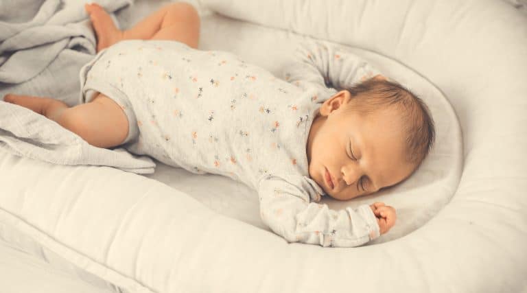 Es peligroso que mi bebe se dé la vuelta en la cuna al dormir? -