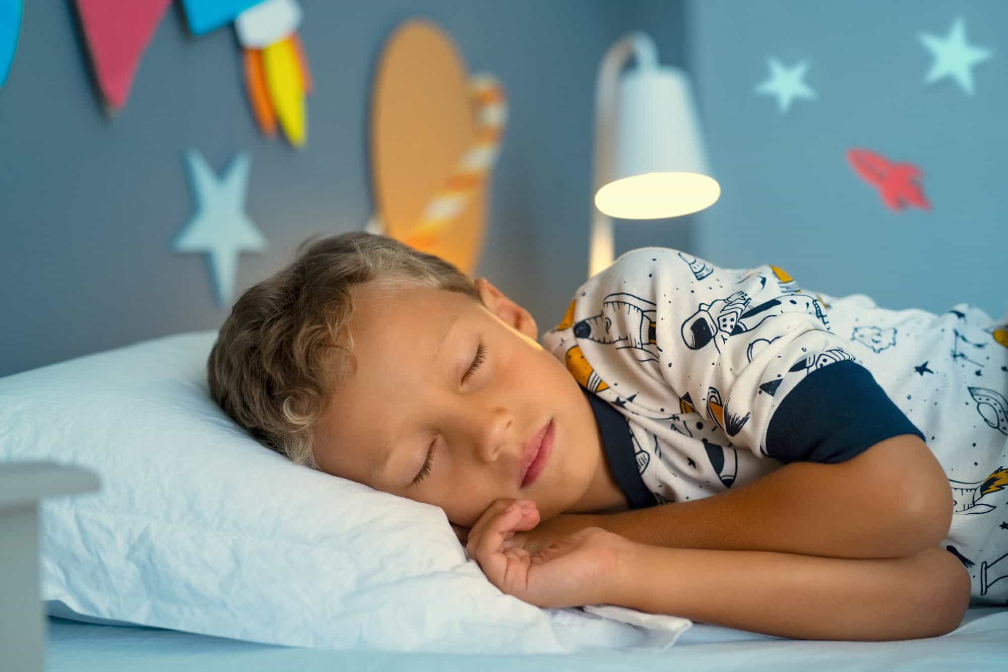 Es bueno que dejemos a los niños dormir con la luz encendida