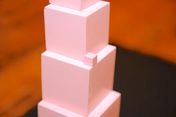 Torre rosa Montessori – La Fábrica de Juguetes UCO