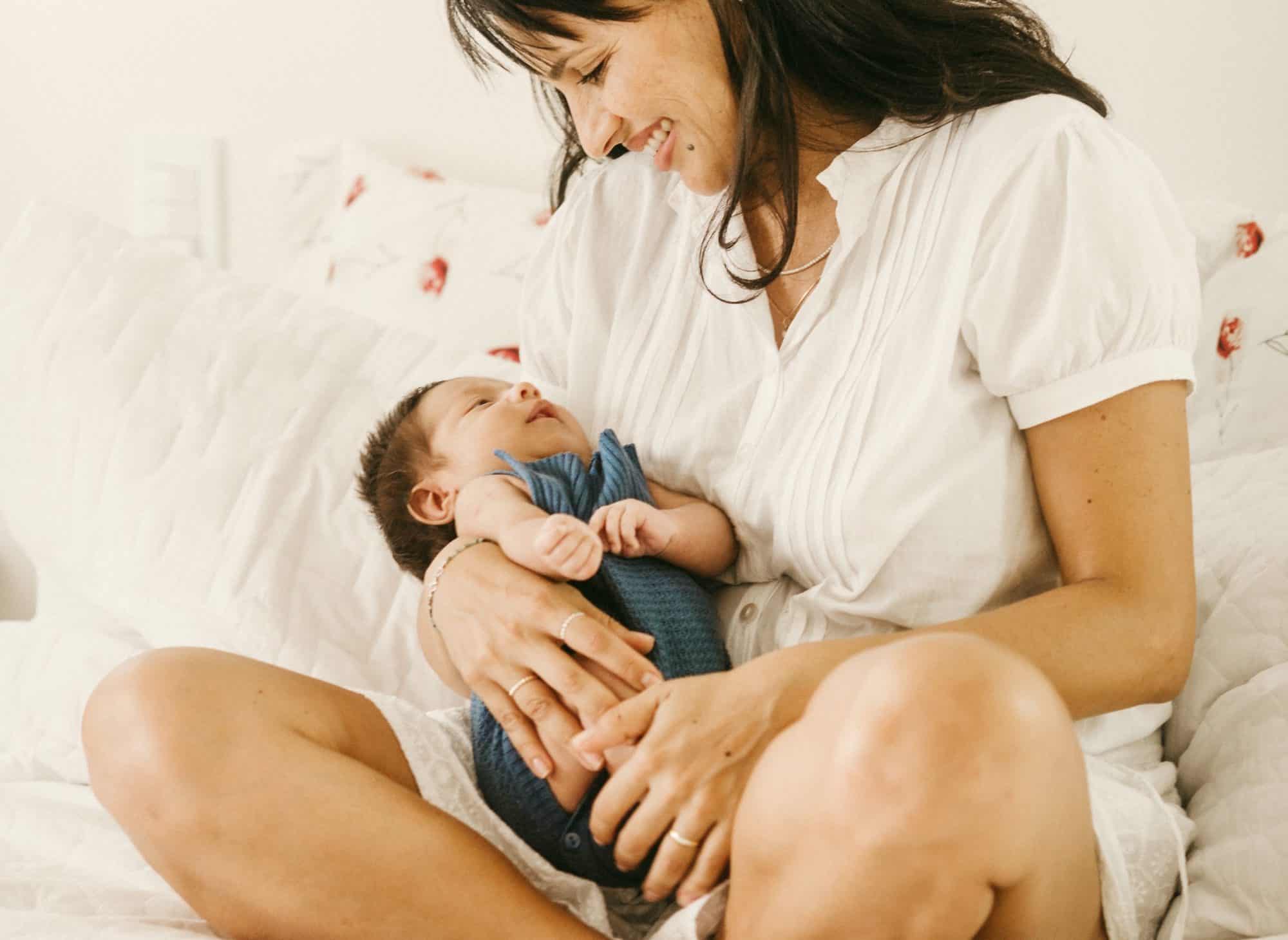 Posturas sostener en brazos a un recién nacido - CSC