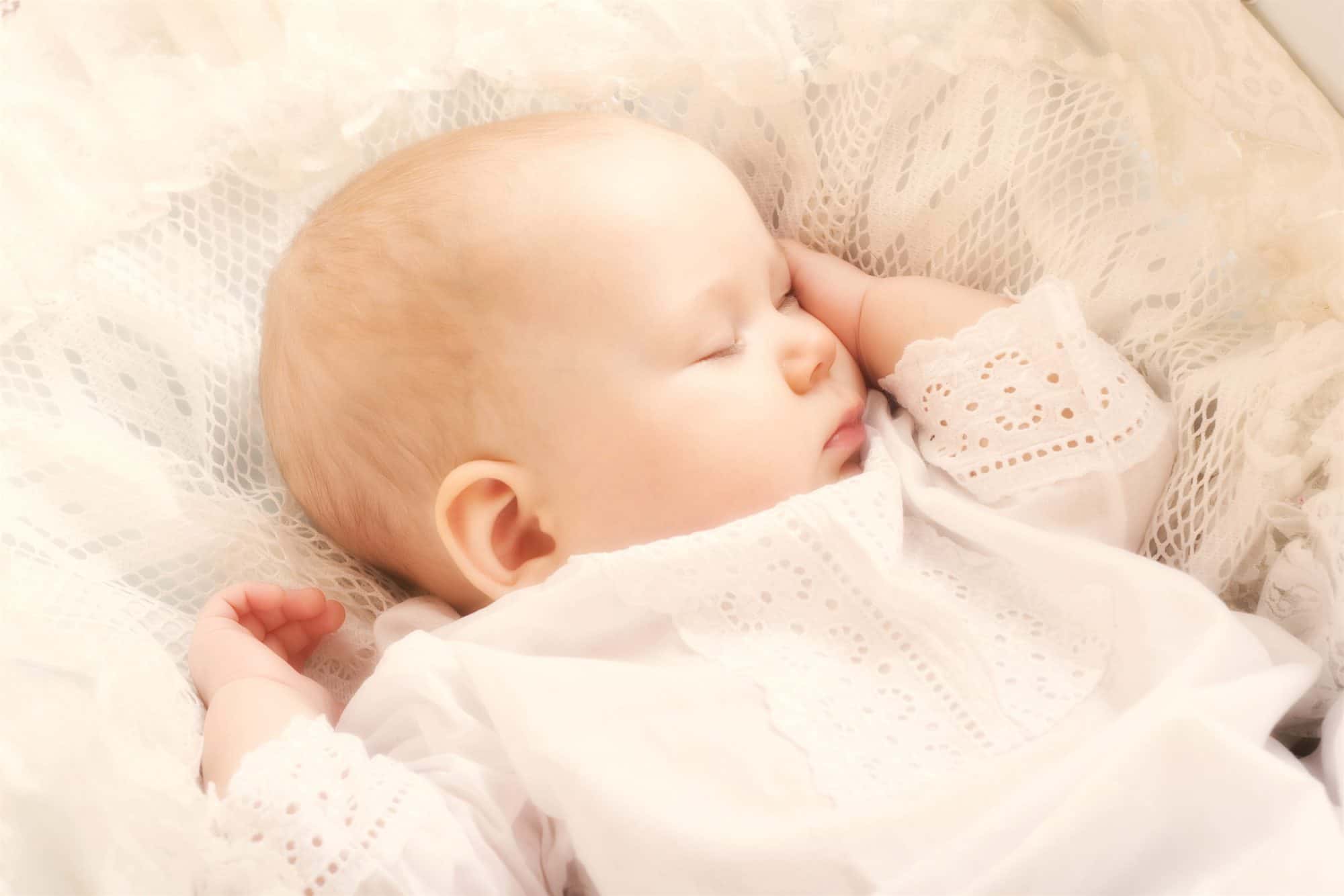 特写可爱的小男孩睡在床上，1岁的婴儿概念照片摄影图片_ID:170665343-Veer图库