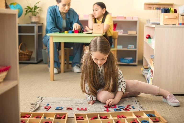 ᐈ Mesa Montessori: Descubre su importancia en el aprendizaje de los niños