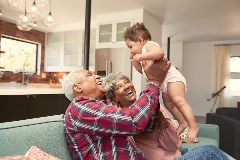 ¿Qué es mejor la guardería o los abuelos?