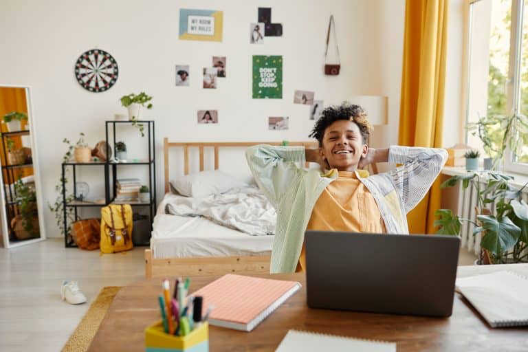 A qué edad pueden quedarse los niños solos en casa