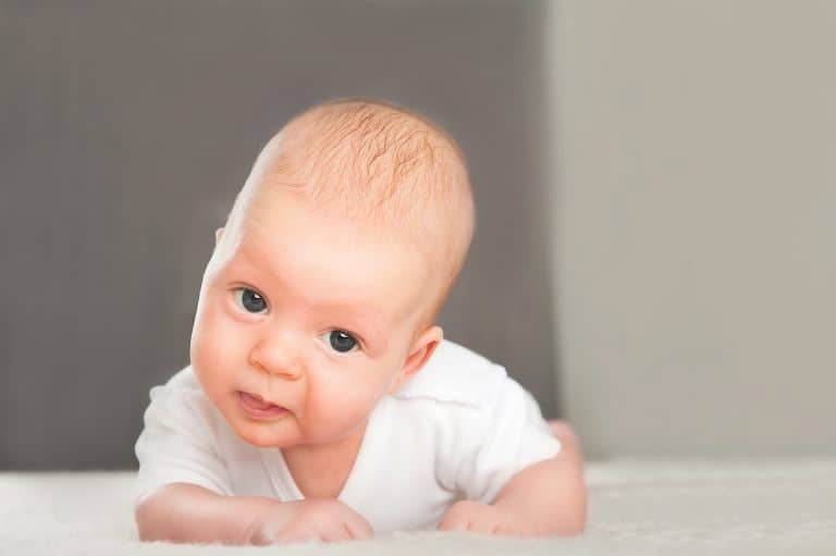 ¿Por qué cambia el pelo de los bebés de rizado a liso y viceversa?