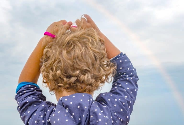 ¿Por qué cambia el pelo de los bebés de rizado a liso y viceversa?