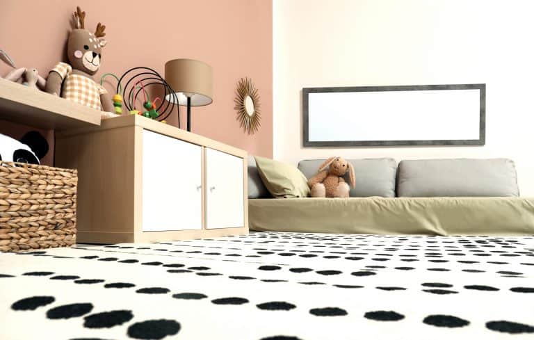 Decoración que no pasa de moda para una habitación infantil que crecerá con  los niños.