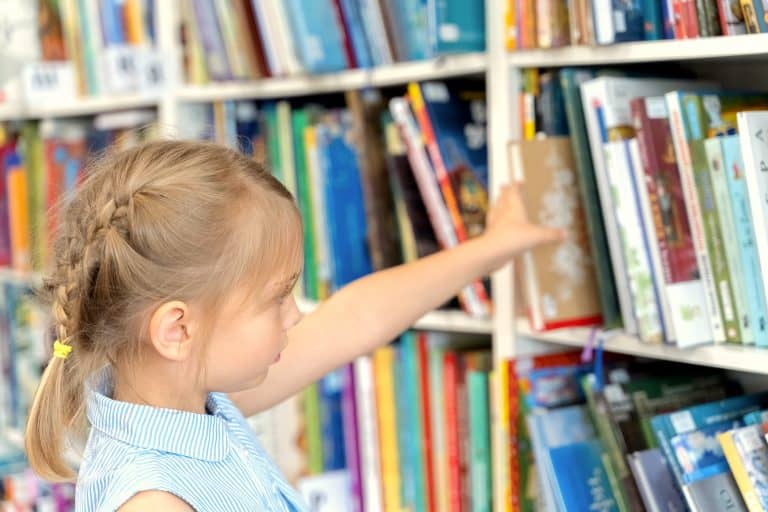 Por qué es beneficioso que los niños vayan a la biblioteca
