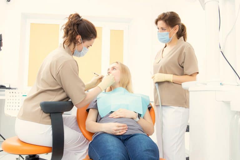 Problemas dentales frecuentes durante el embarazo