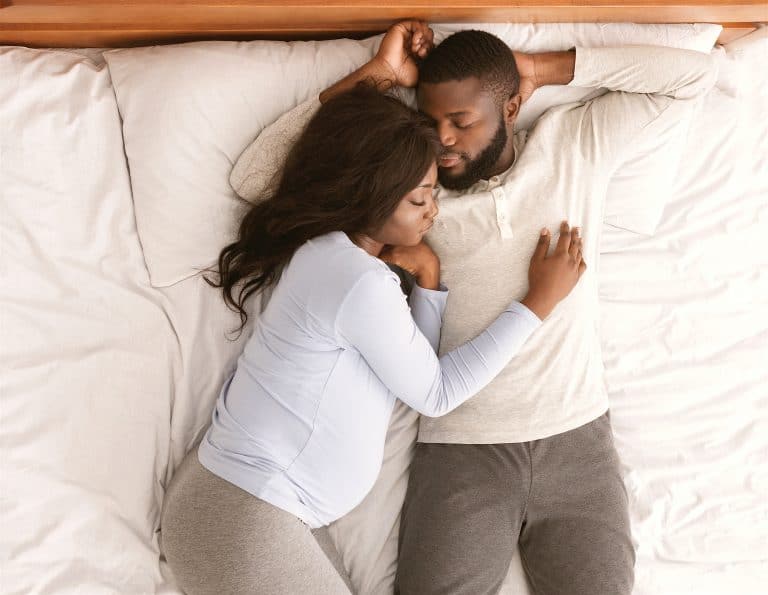 ¿Por qué las embarazadas deben dormir del lado izquierdo?