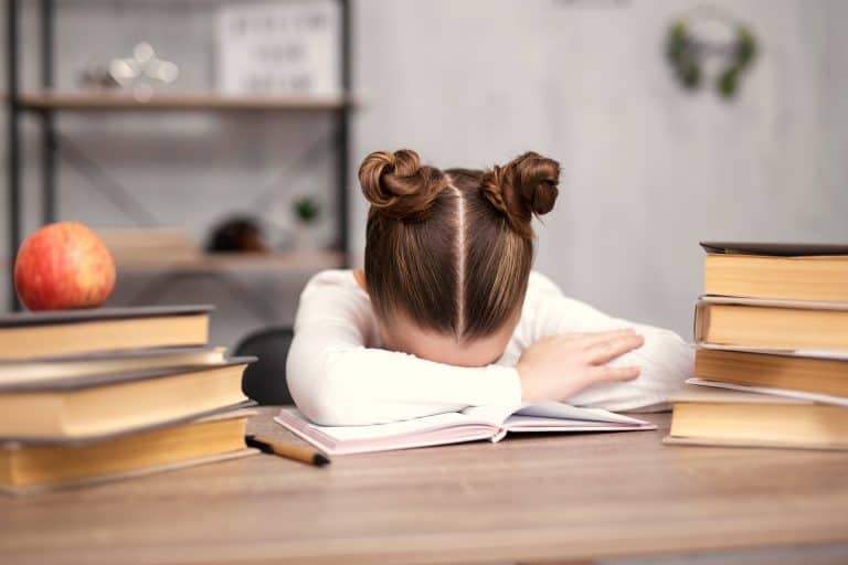 Niños que se aburren en la escuela: Retos para alentar su participación